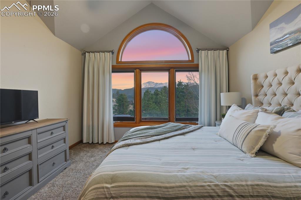 Image 32 of 50: Bedroom