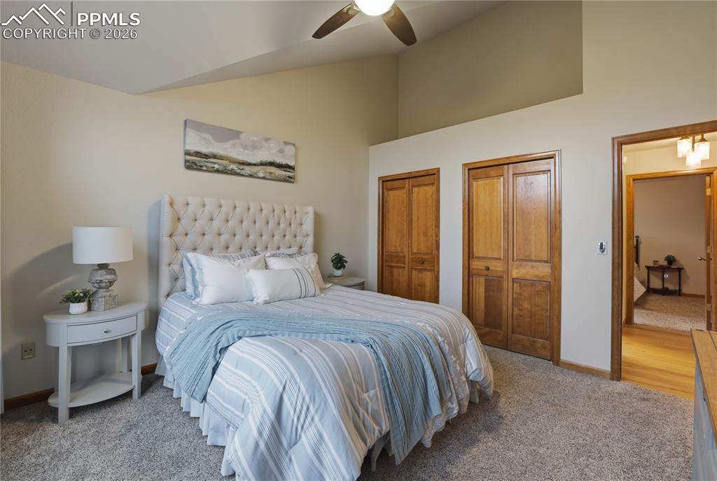 Image 33 of 50: Bedroom