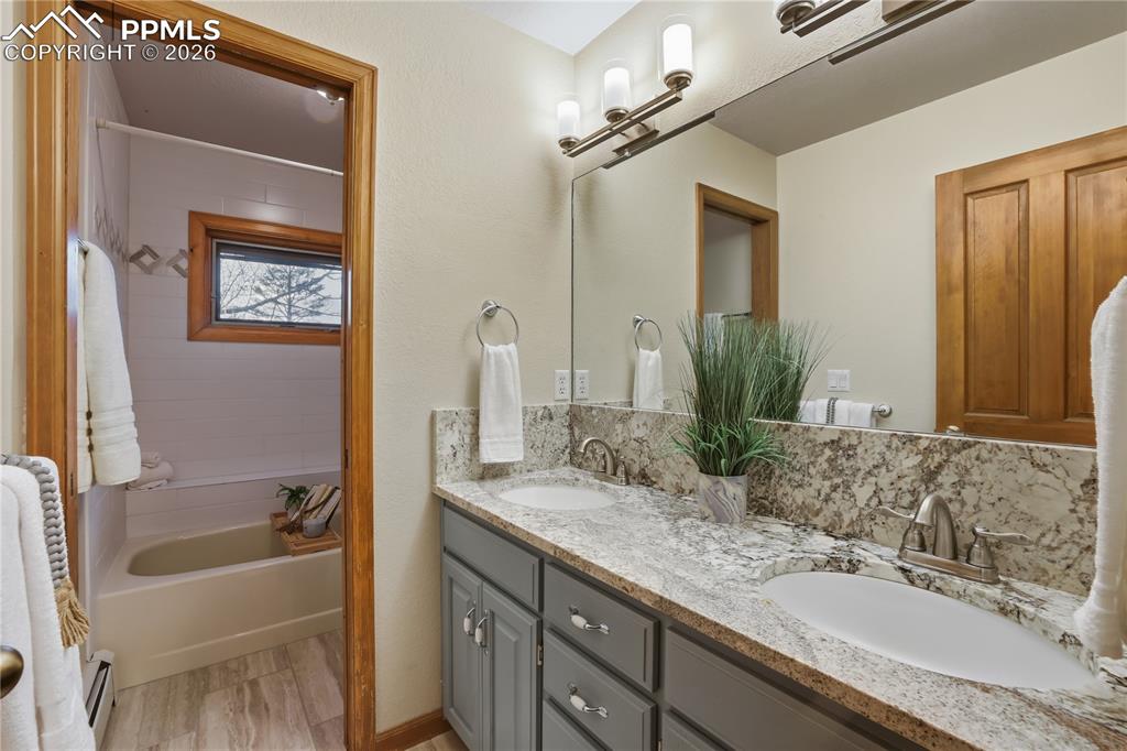 Image 34 of 50: Bathroom