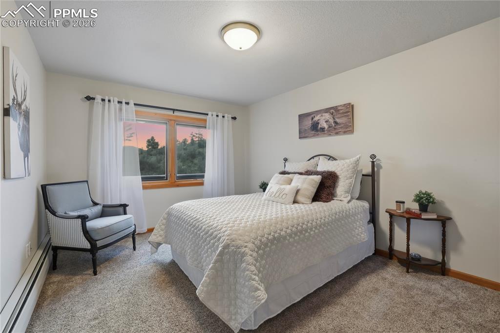 Image 35 of 50: Bedroom