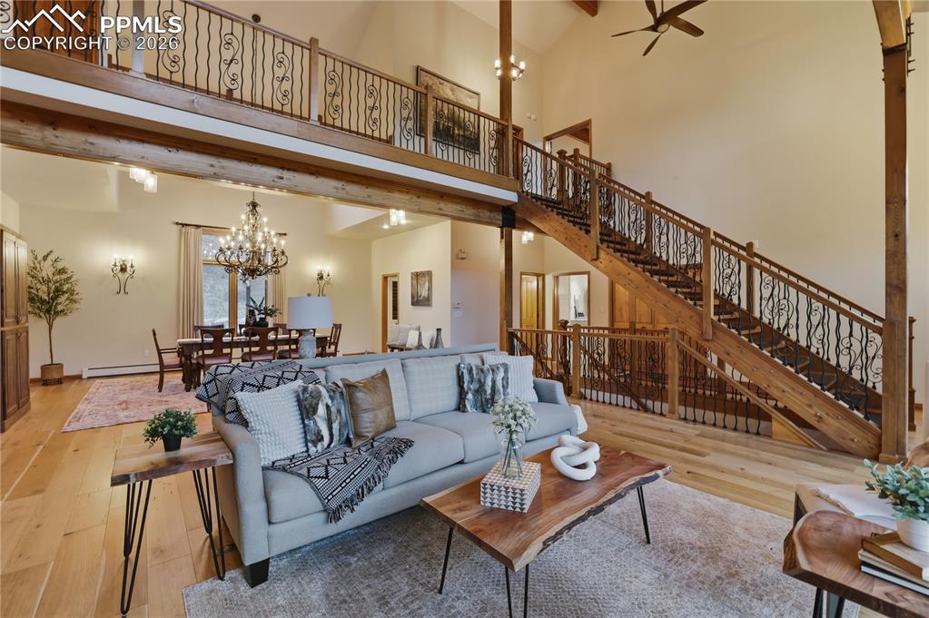 Image 5 of 50: Living Room