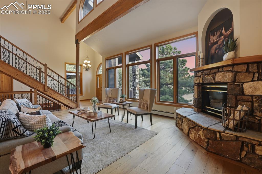 Image 6 of 50: Living Room