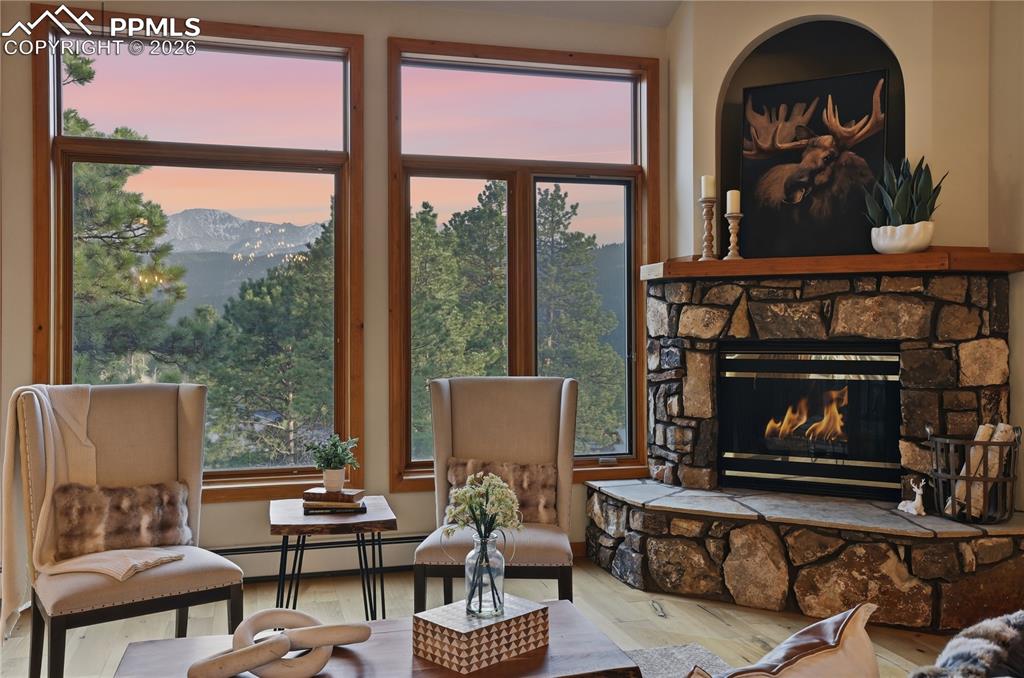 Image 7 of 50: Sitting Room