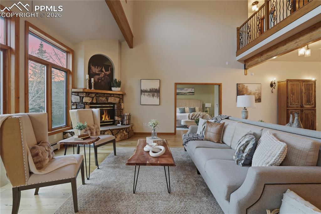 Image 8 of 50: Living Room