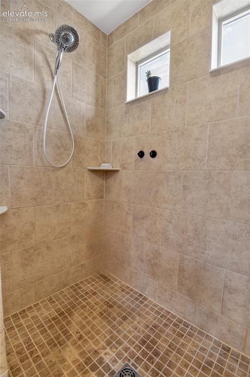 Image 17 of 38: Bathroom