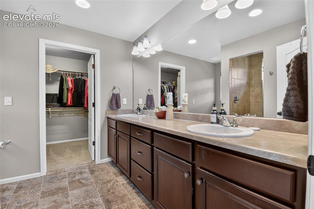 Image 18 of 38: Bathroom