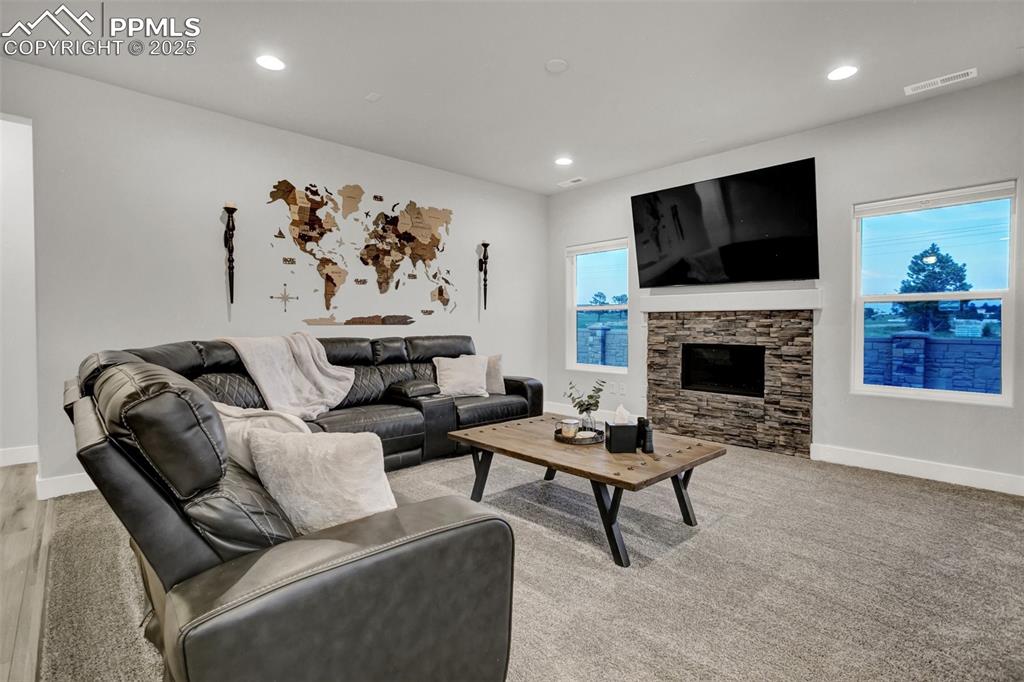 Image 12 of 34: Gas fireplace 