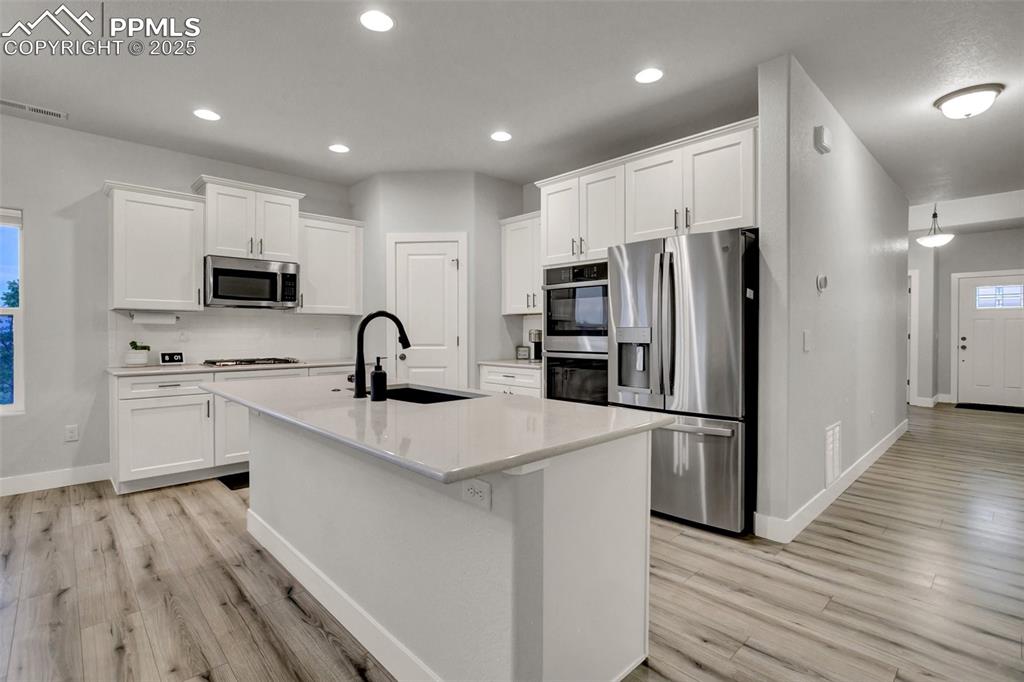 Image 19 of 34: Stainless steel 