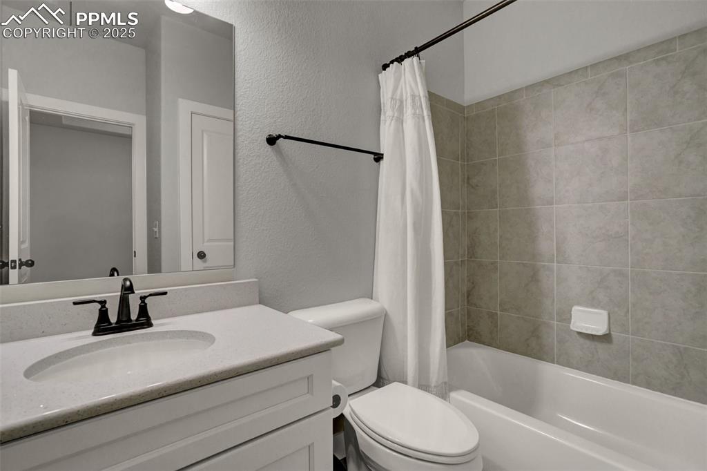 Image 25 of 34: Full bathroom 