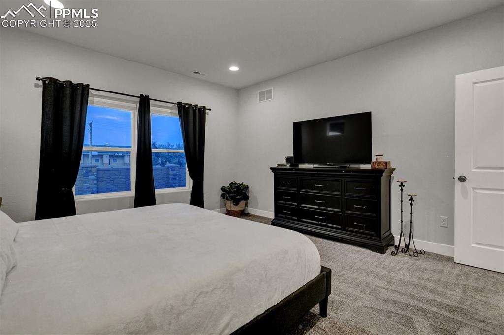 Image 31 of 34: Bedroom