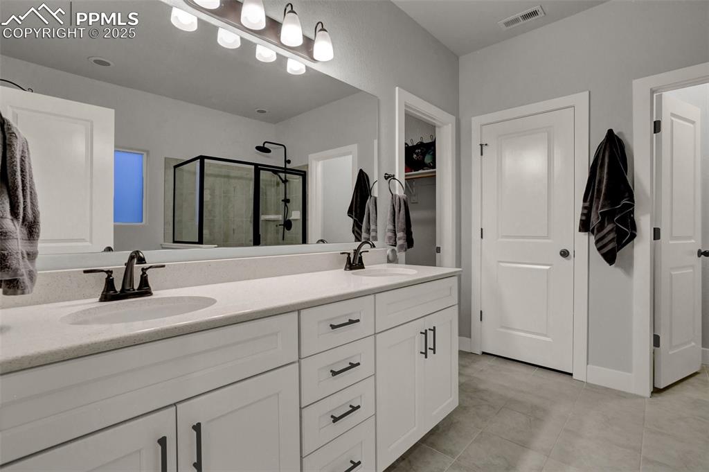 Image 32 of 34: 5 pc ensuite master bath 