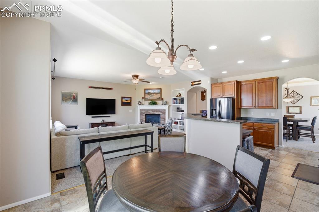 Image 13 of 45: Dining Area