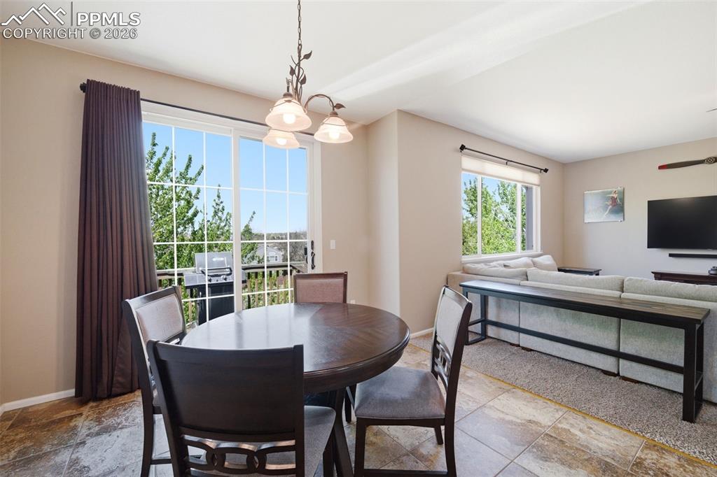 Image 14 of 45: Dining Area