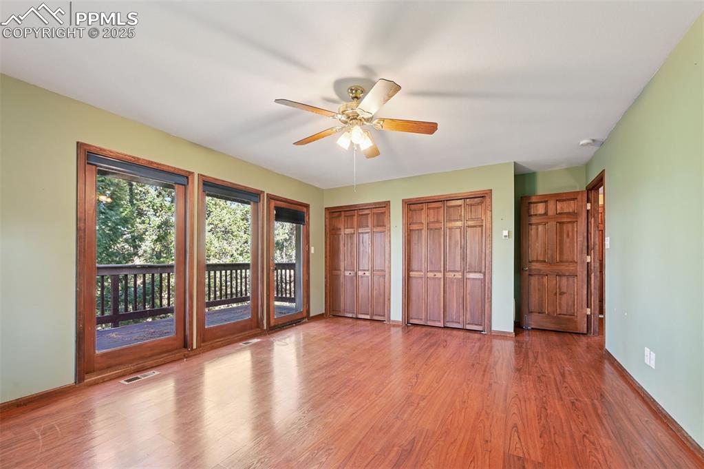 Image 19 of 47: Bedroom