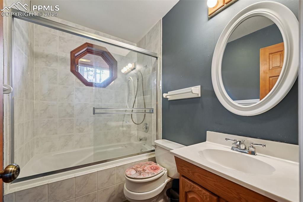 Image 20 of 47: Bathroom