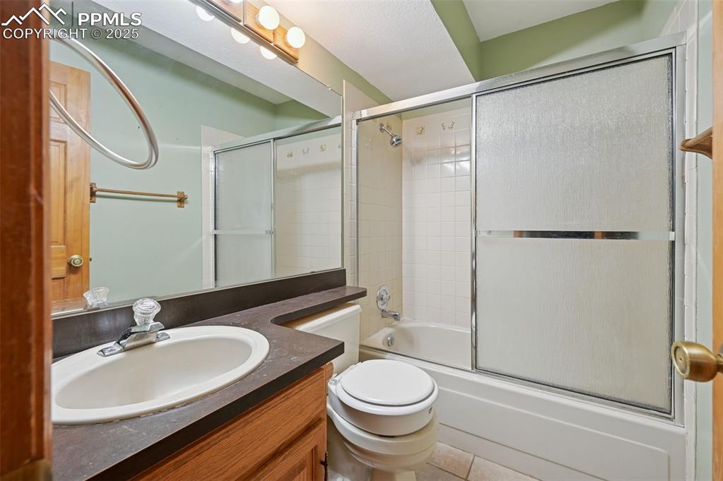 Image 33 of 47: Bathroom