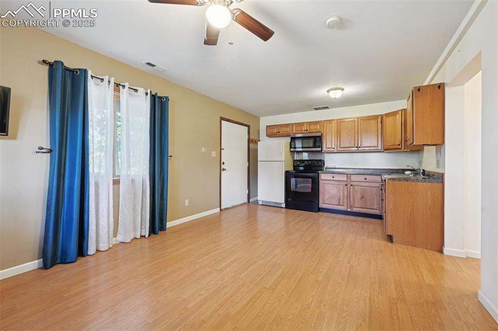 Image 38 of 47: Kitchen