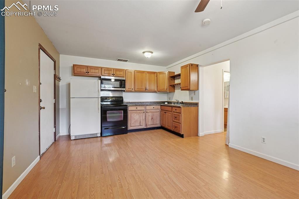 Image 39 of 47: Kitchen