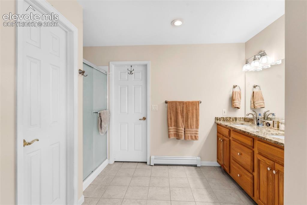 Image 18 of 48: Bathroom