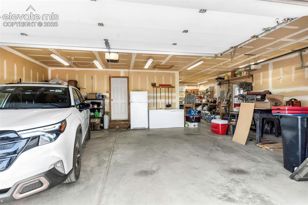 Image 37 of 48: Garage