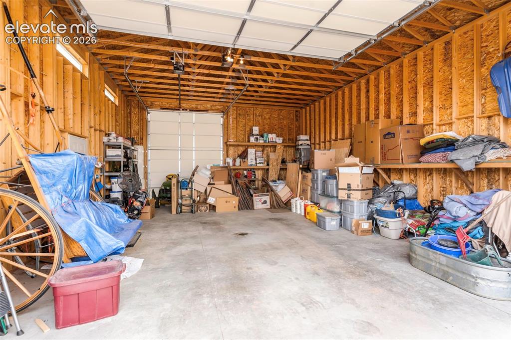 Image 44 of 48: Garage
