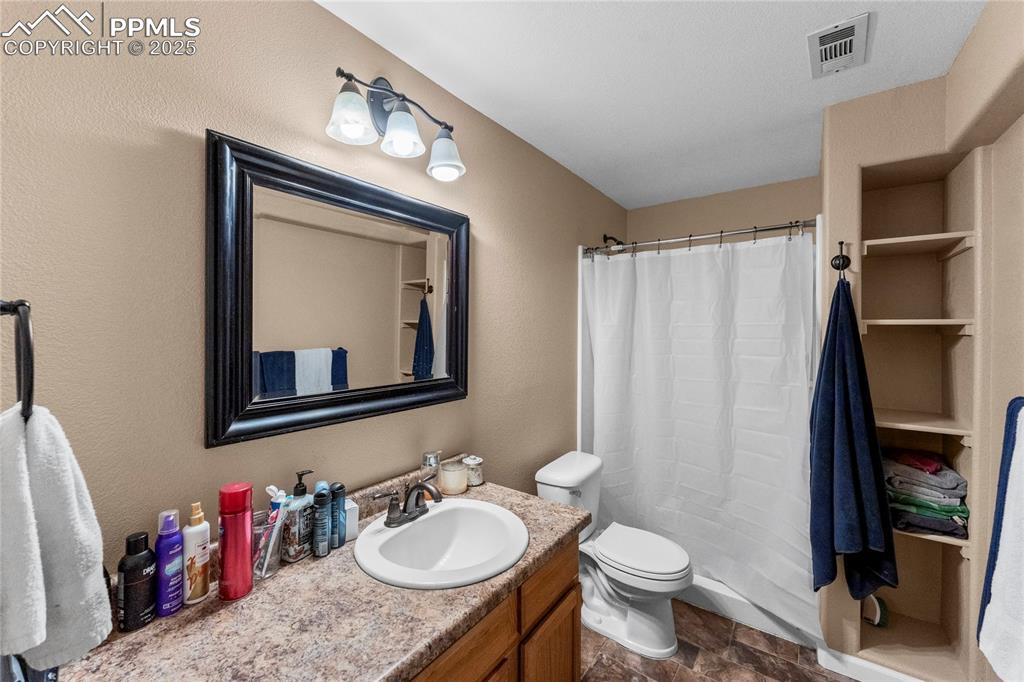 Image 33 of 40: Bathroom