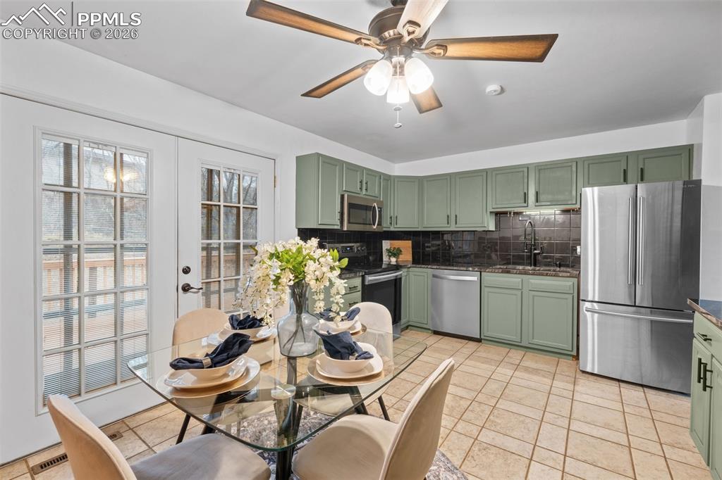 Image 15 of 48: Kitchen