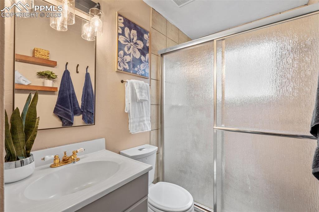 Image 23 of 48: Bathroom