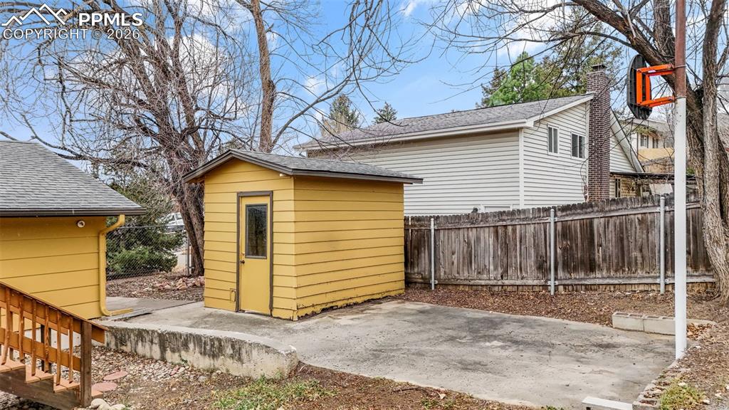 Image 38 of 48: Yard