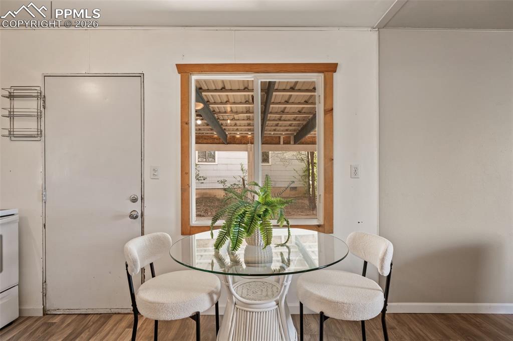 Image 13 of 49: Dining Area