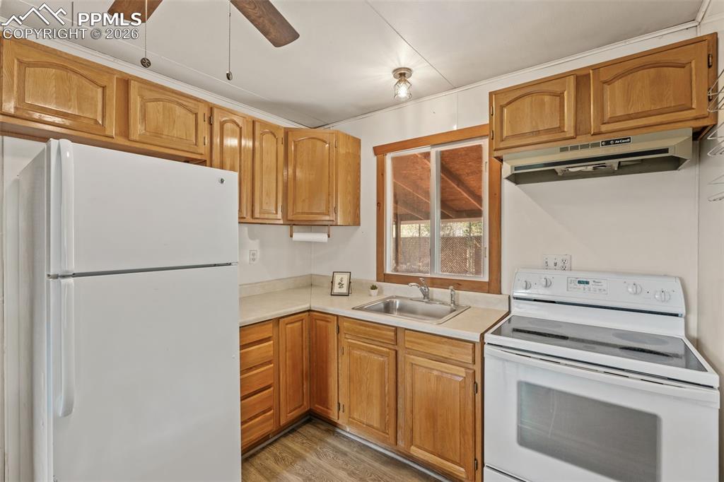 Image 14 of 49: Kitchen