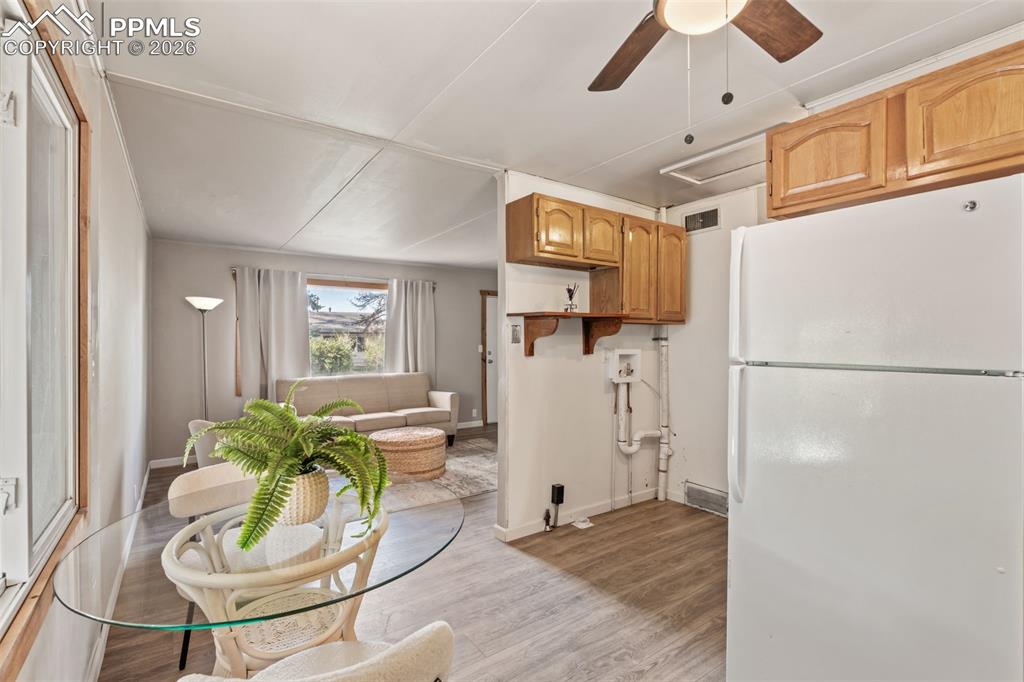 Image 15 of 49: Dining Area