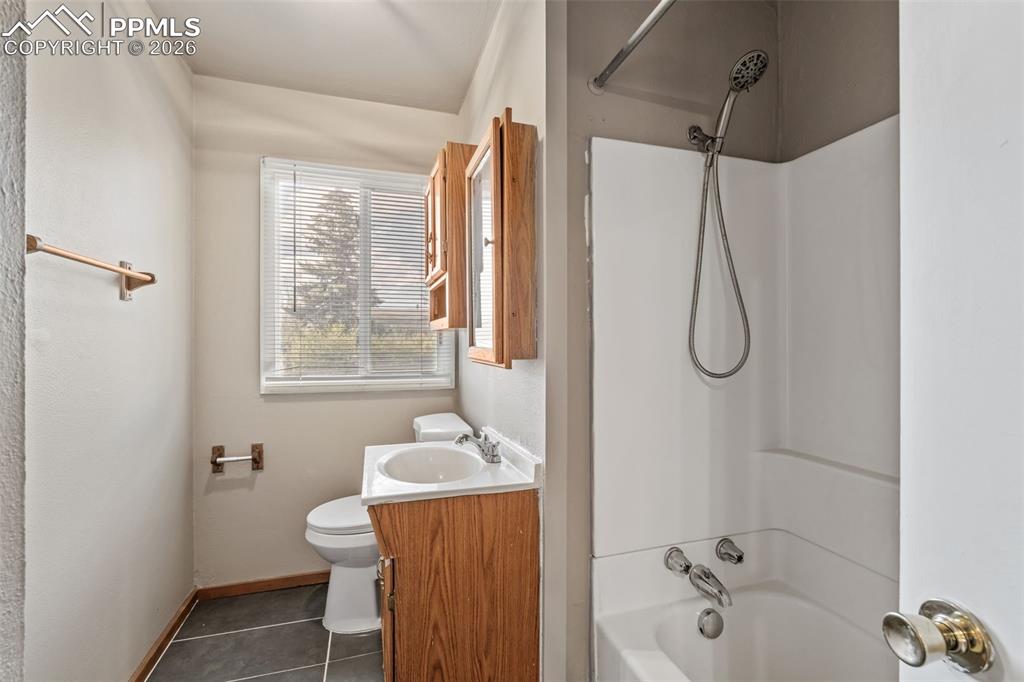 Image 23 of 49: Bathroom