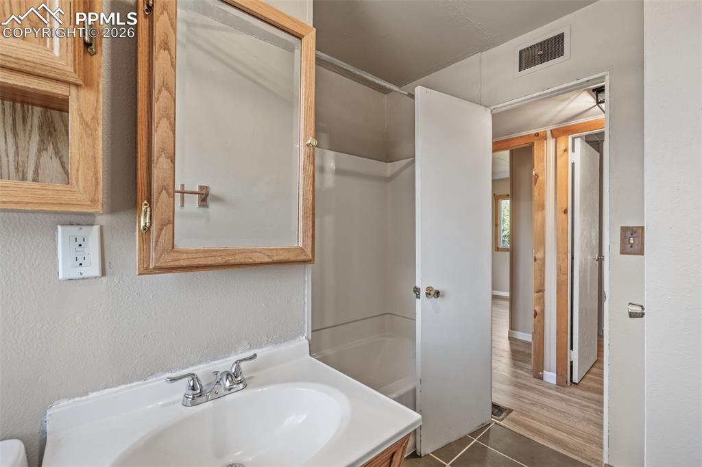 Image 24 of 49: Bathroom