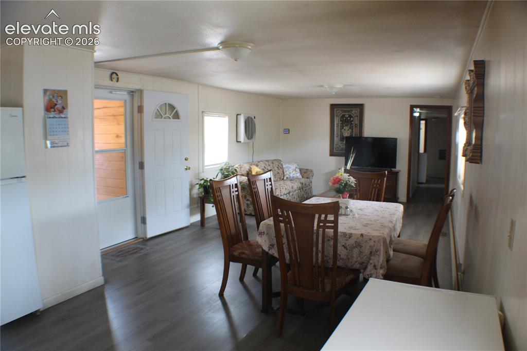 Image 3 of 21: Dining Area