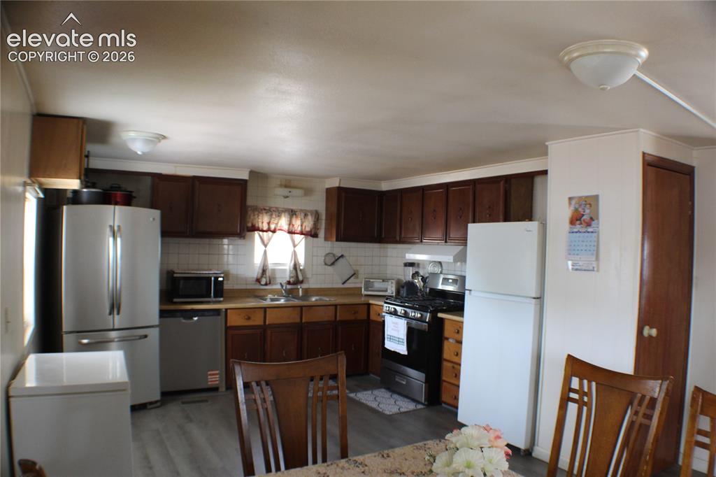 Image 4 of 21: Kitchen