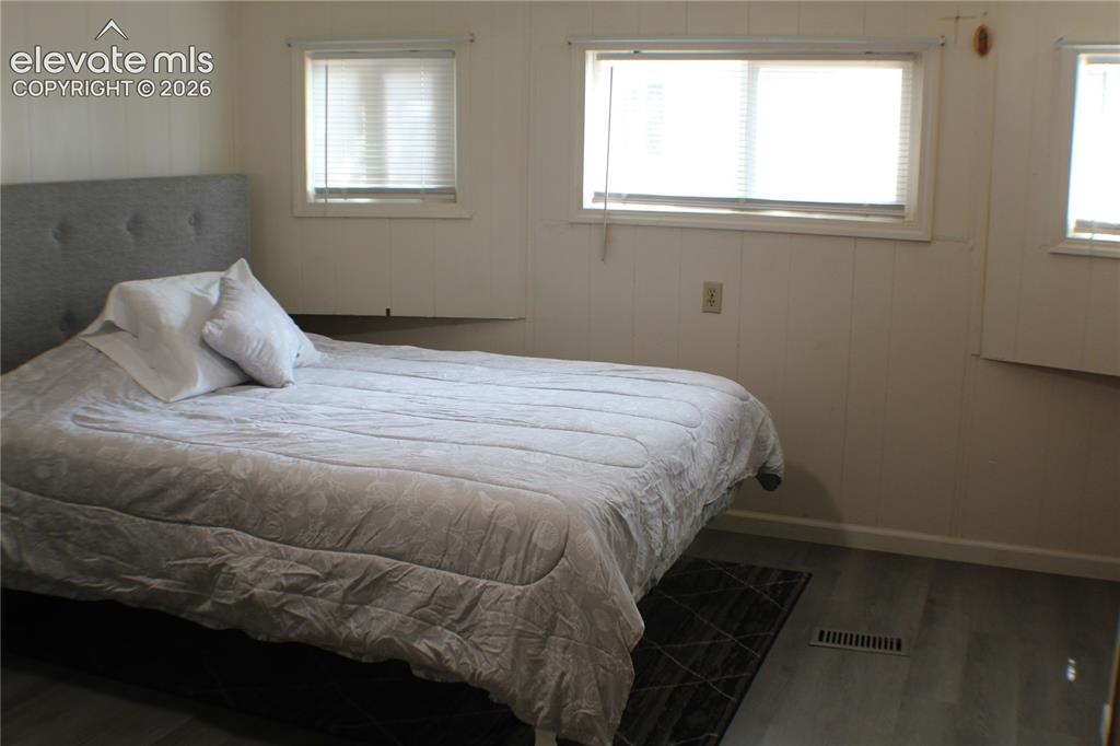 Image 5 of 21: Bedroom
