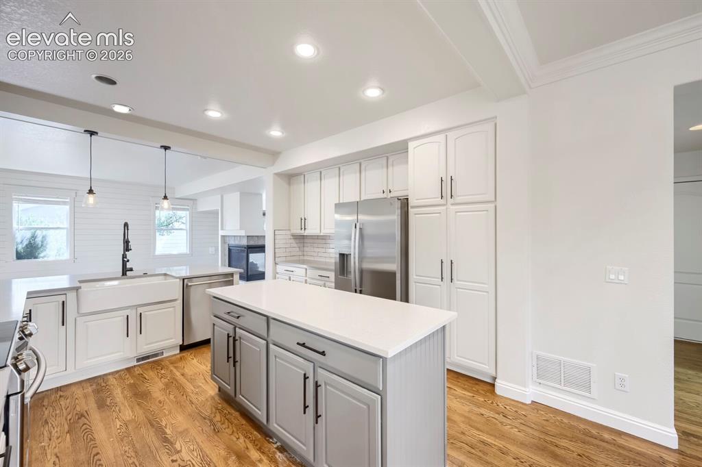Image 11 of 31: Kitchen