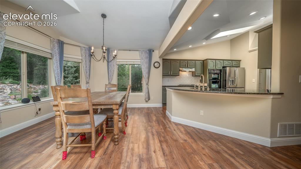 Image 10 of 42: Dining Area