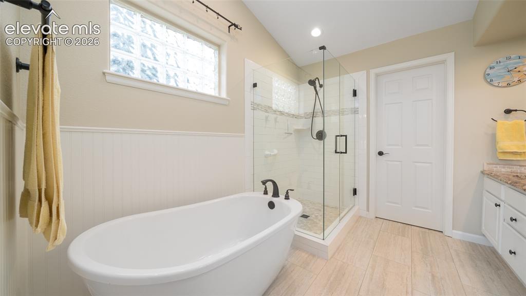 Image 16 of 42: Bathroom