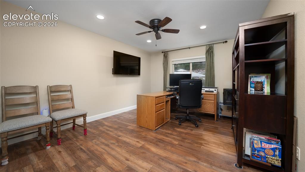 Image 18 of 42: Office