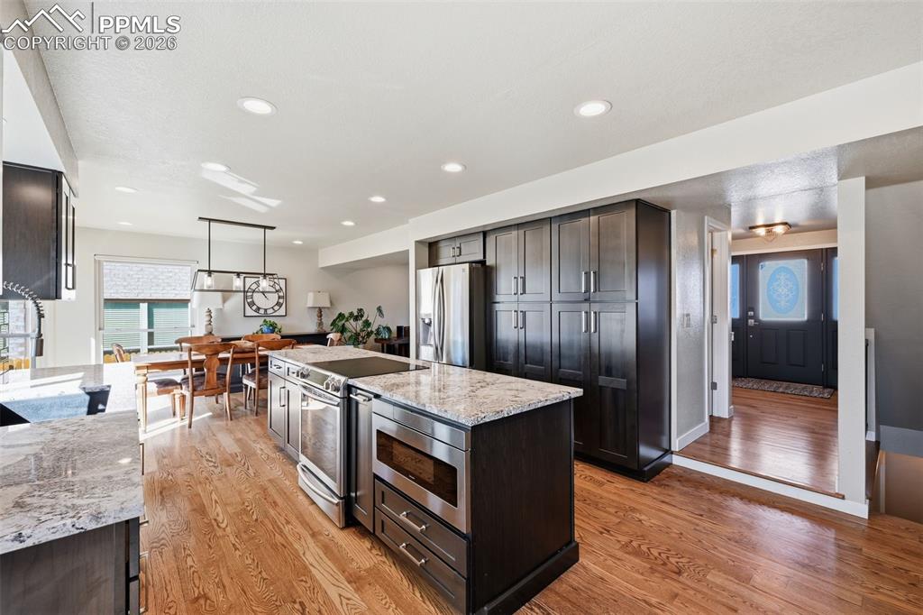 Image 22 of 44: Kitchen