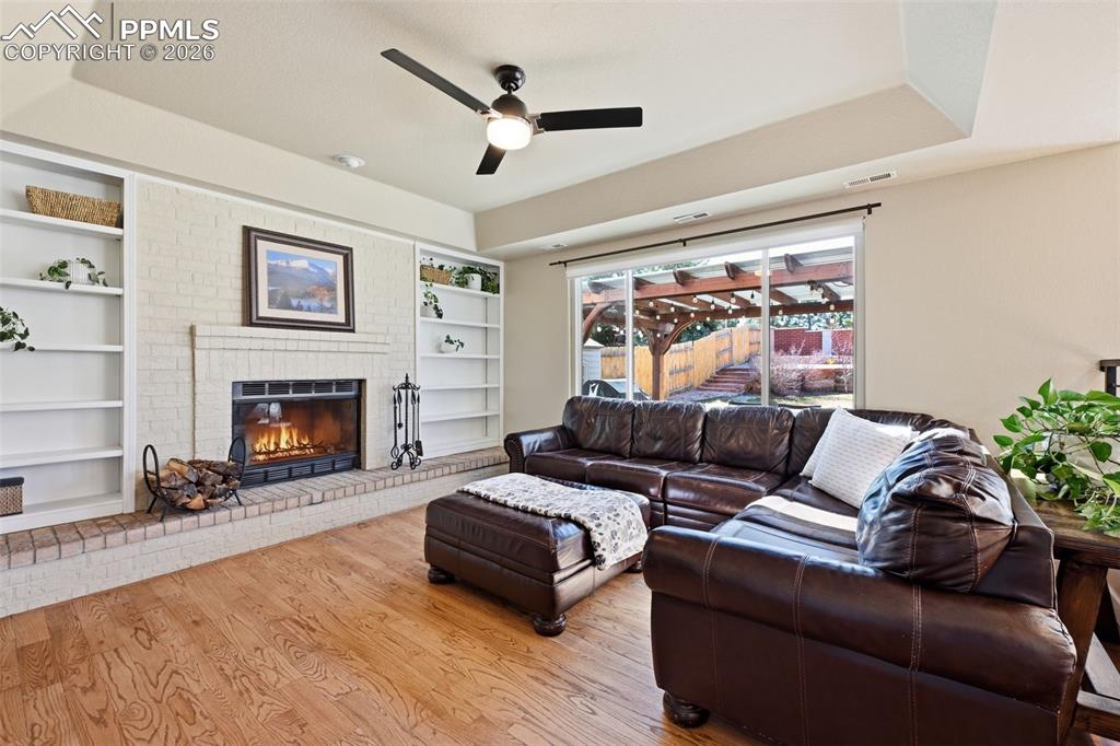 Image 23 of 44: Living Room