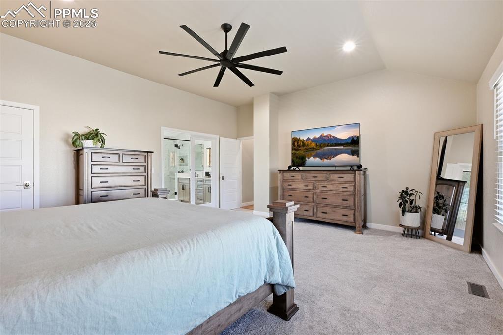 Image 29 of 44: Bedroom