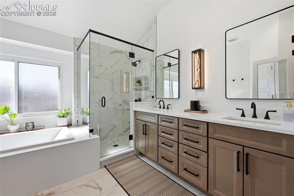 Image 30 of 44: Bathroom