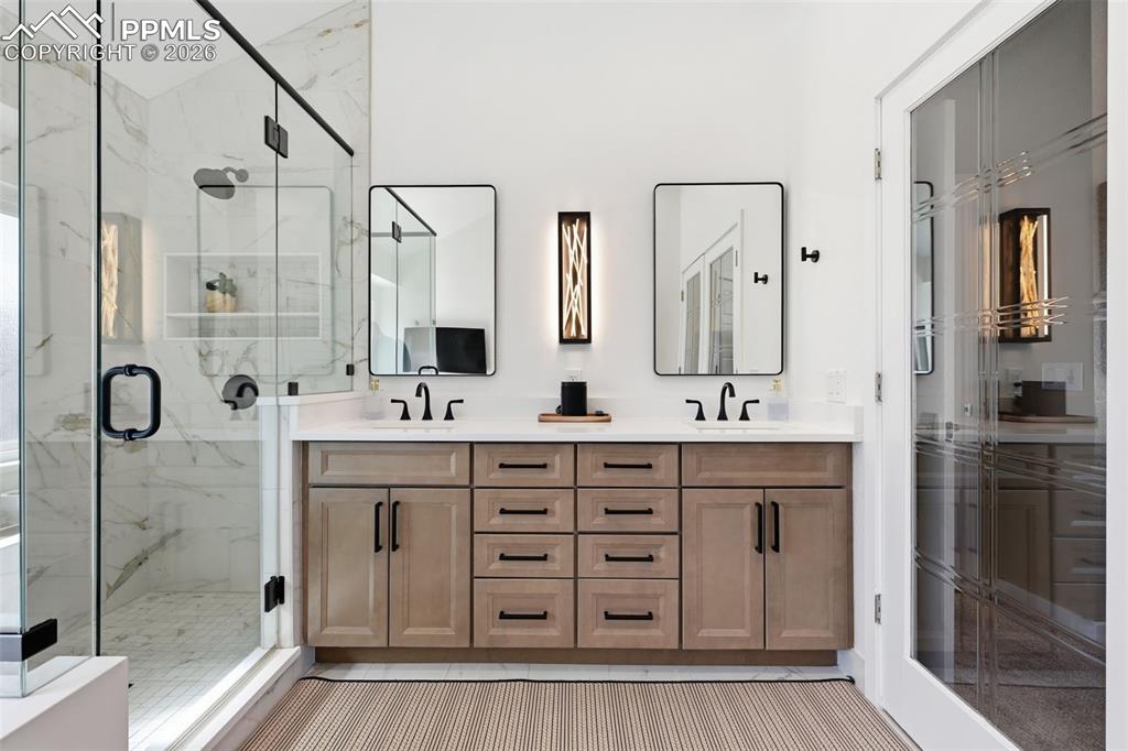 Image 32 of 44: Bathroom