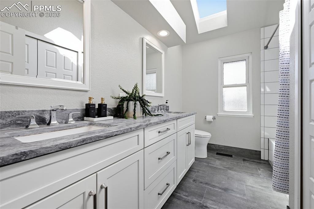 Image 35 of 44: Bathroom