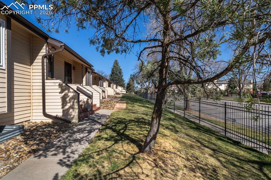 Image 10 of 50: Yard