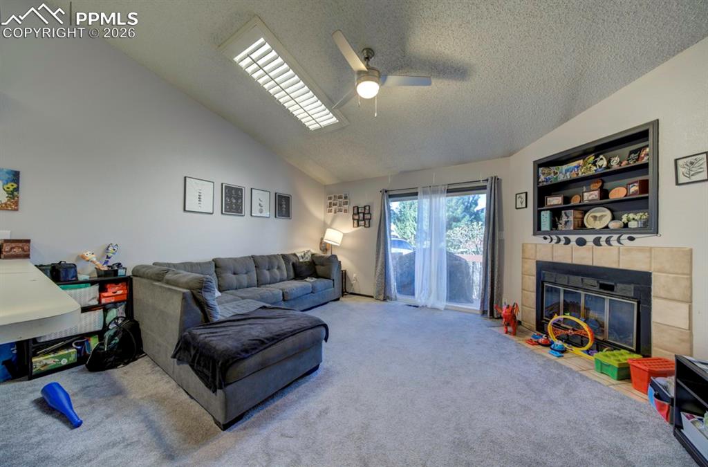 Image 19 of 50: Living Room