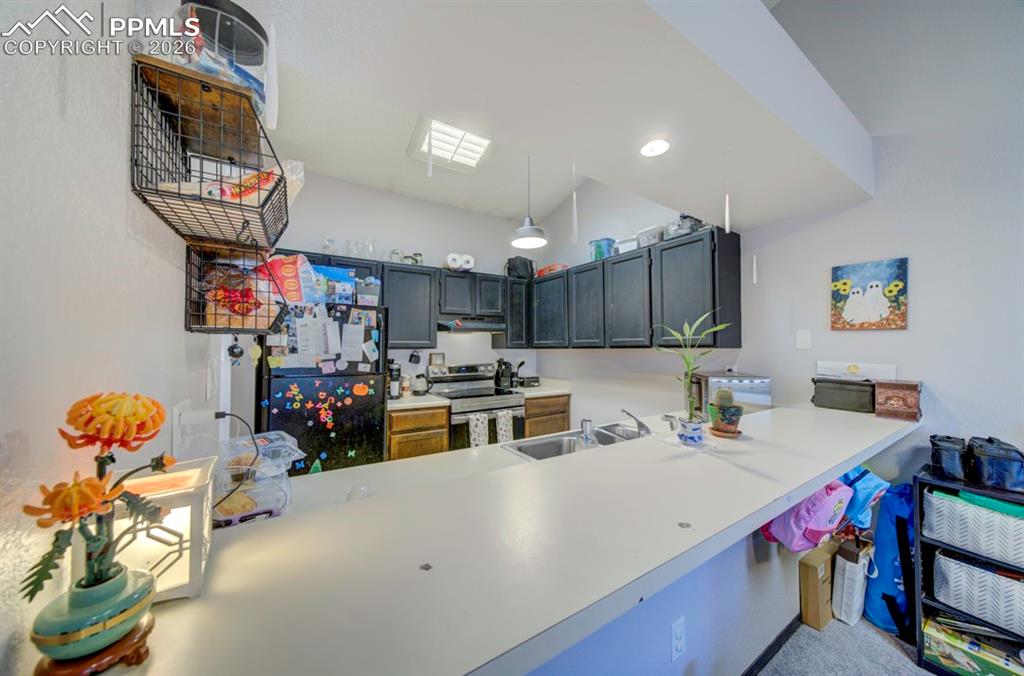 Image 21 of 50: Kitchen